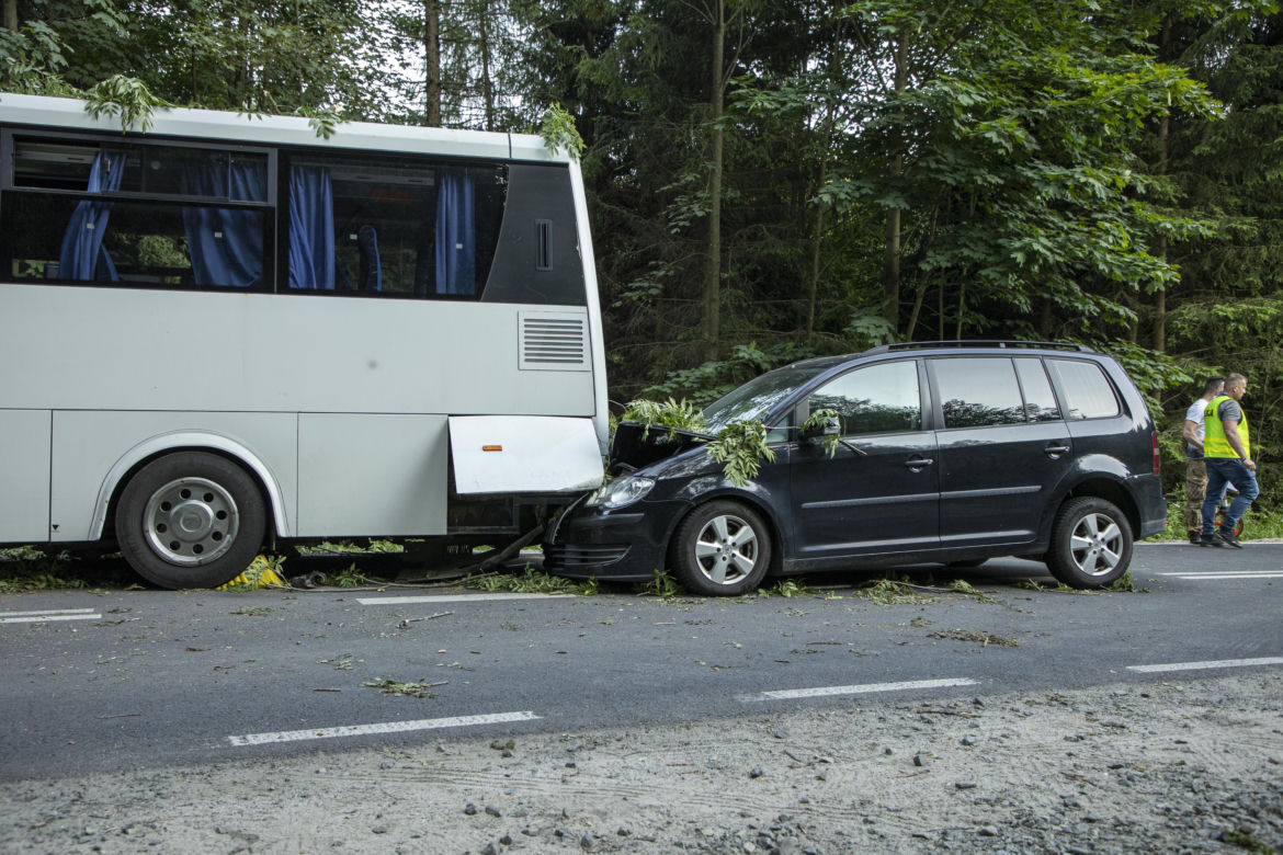 Autokar uderzył w drzewo na drodze w Przełęczy Kowrarskiej 