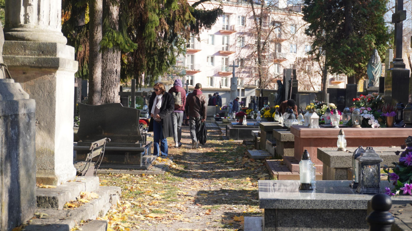 1 listopada na cmentarzu przy ul. Lipowej w Lublinie. Mieszkańcy odwiedzają groby swoich bliskich