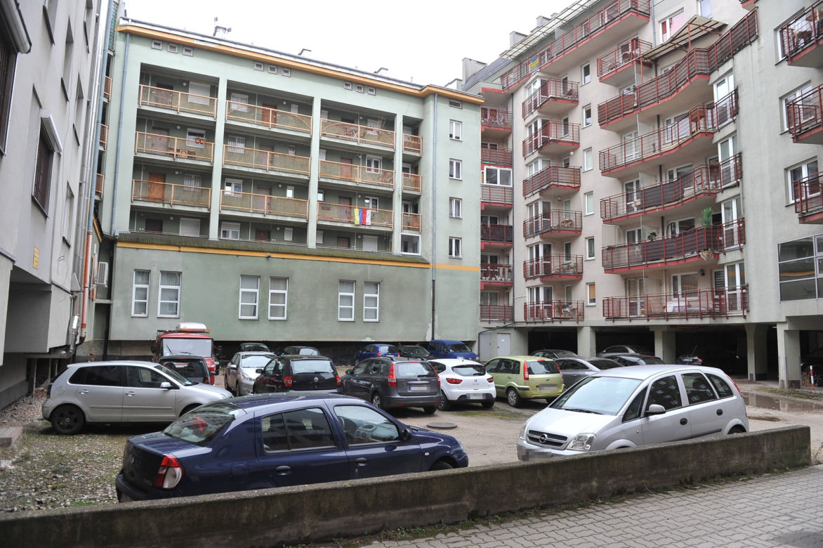  Śmieciowy absurd przy Czynszowej. Nie ma miejsca na altanę śmietnikową 