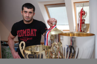 Mamed Khalidov w mieszkaniu