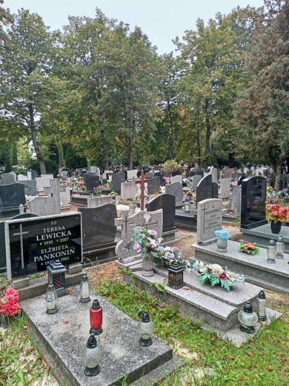 Ceny zniczy i wiązanek. Cmentarz Winiarski - Piątkowo Poznań