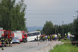 Horror na drodze w Małopolsce. Ciężarówka zmiażdżyła autobus z dziećmi! [ZDJĘCIA, NOWE FAKTY]