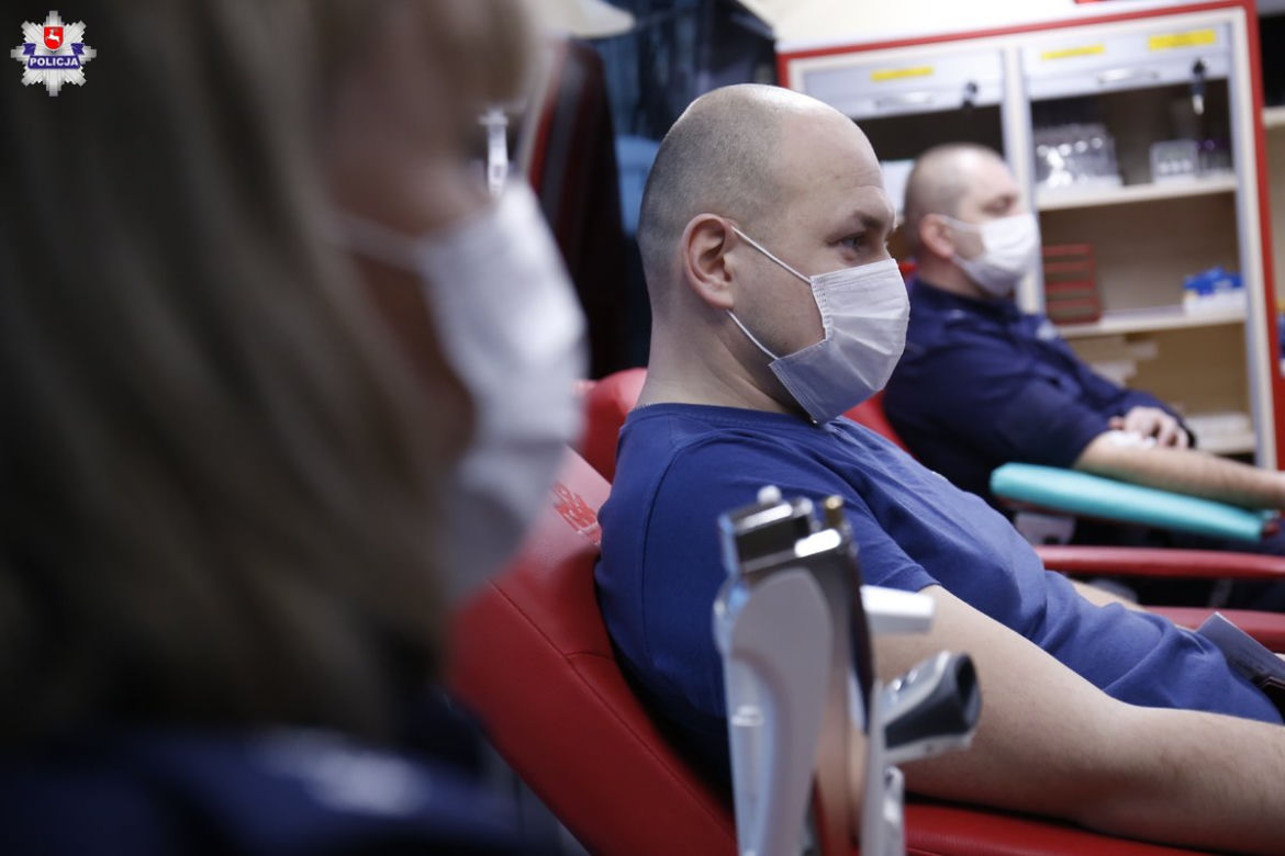 Akcja krwiodawstwa przed komendą wojewódzką. Policjanci oddali blisko 10 litrów krwi! 
