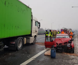 Szok! Wjechał pod prąd na drogę ekspresową, auto w czołówce zmasakrował TIR
