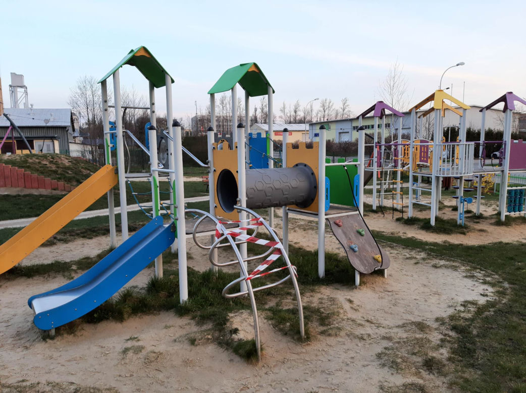 Łańcuchy i taśmy na osiedlowym placu zabaw. „Kpina z mieszkańców”  
