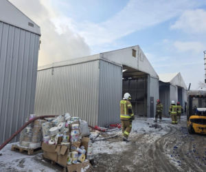 Groźny pożar hali w Mogilnie! Jedna osoba poszkodowana [ZDJĘCIA]