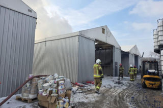 Groźny pożar hali w Mogilnie! Jedna osoba poszkodowana [ZDJĘCIA]