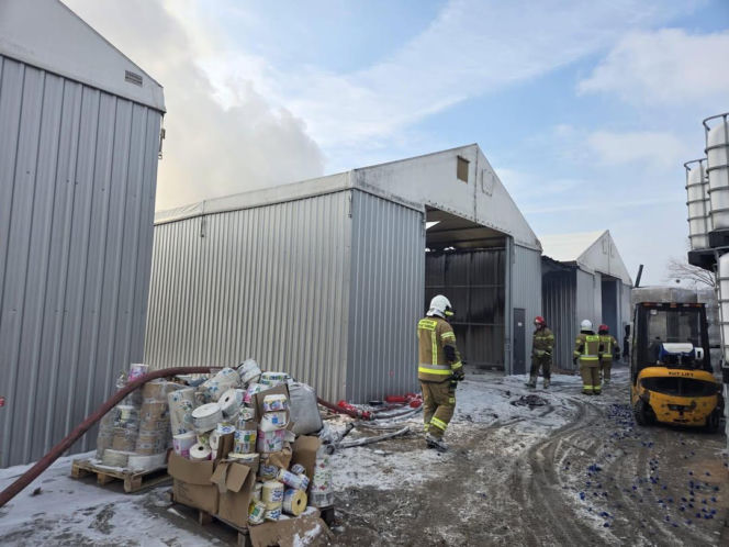 Groźny pożar hali w Mogilnie! Jedna osoba poszkodowana [ZDJĘCIA]