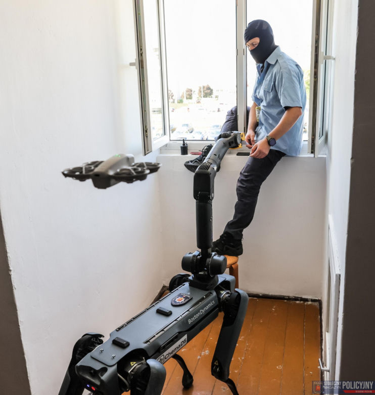 Ma cztery łapy, stalowe serce i właśnie podał łapę policjantowi. „Robopies” nowym hitem w służbach