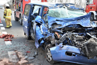 Przepuszczał babcię z wnuczką. W jego tył wjechał volkwagen! Koszmar koło Mikołowa
