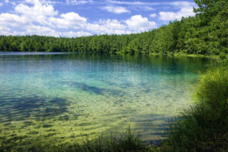 Jezioro z przezroczystą wodą znajduje się w Polsce