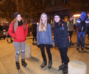 Nightskating. Warszawiacy przejechali stolicę na rolkach [Zdjęcia]