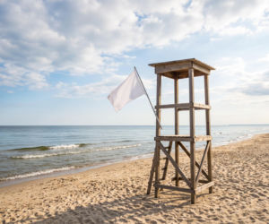 Sinice Jastrzębia Góra. Czy w Jastrzębiej Górze można się kąpać 15.08? Flaga, warunki pogodowe