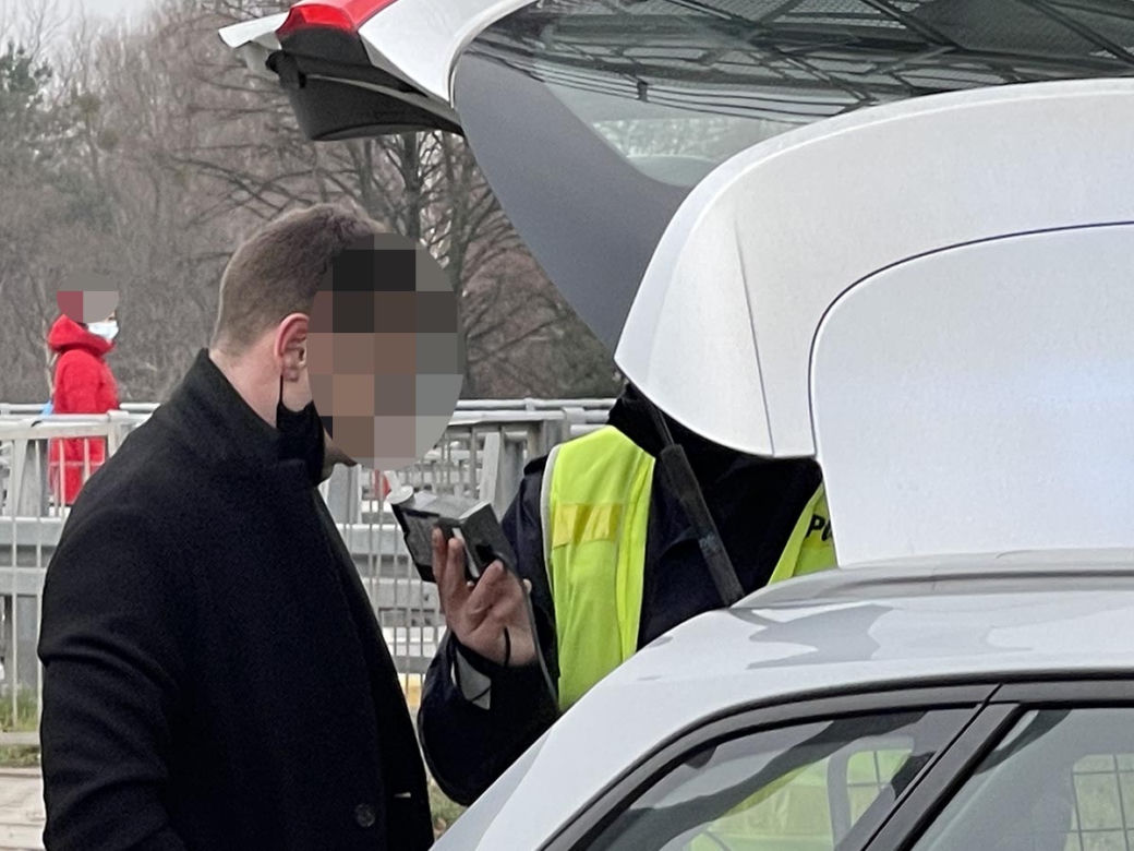 Pijany wsiadł za kółko. Zderzył sie z krawężnikiem