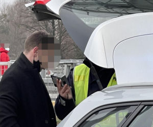 Pijany wsiadł za kółko. Zderzył sie z krawężnikiem