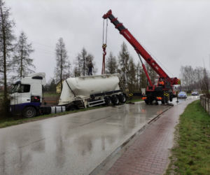Groźna kolizja w Świciechowie. Do wyciągnięcia z rowu TIR-a potrzebny był ciężki sprzęt. Co tam się stało?