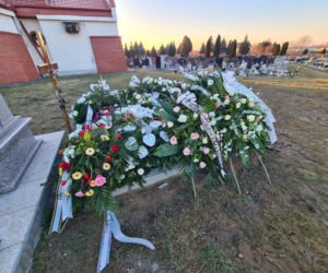Groby Wiktorii i Konrada utonęły w kwiatach. Pochowali ich w święto zakochanych