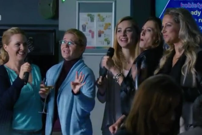 Przyjaciółki 5 sezon odc. 55. Anka (Magdalena Stużyńska), Basia (Lucyna Malec), Inga (Małgorzata Socha), Zuza (Anita Sokołowska), Patrycja (Joanna Liszowska)