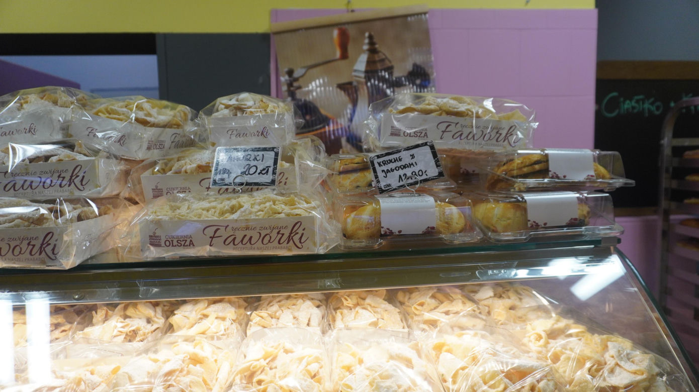 W Tłusty Czwartek w Olsztynie tłumy ustawiały się w kolejce po pączki rzemieślnicze [ZDJĘCIA]