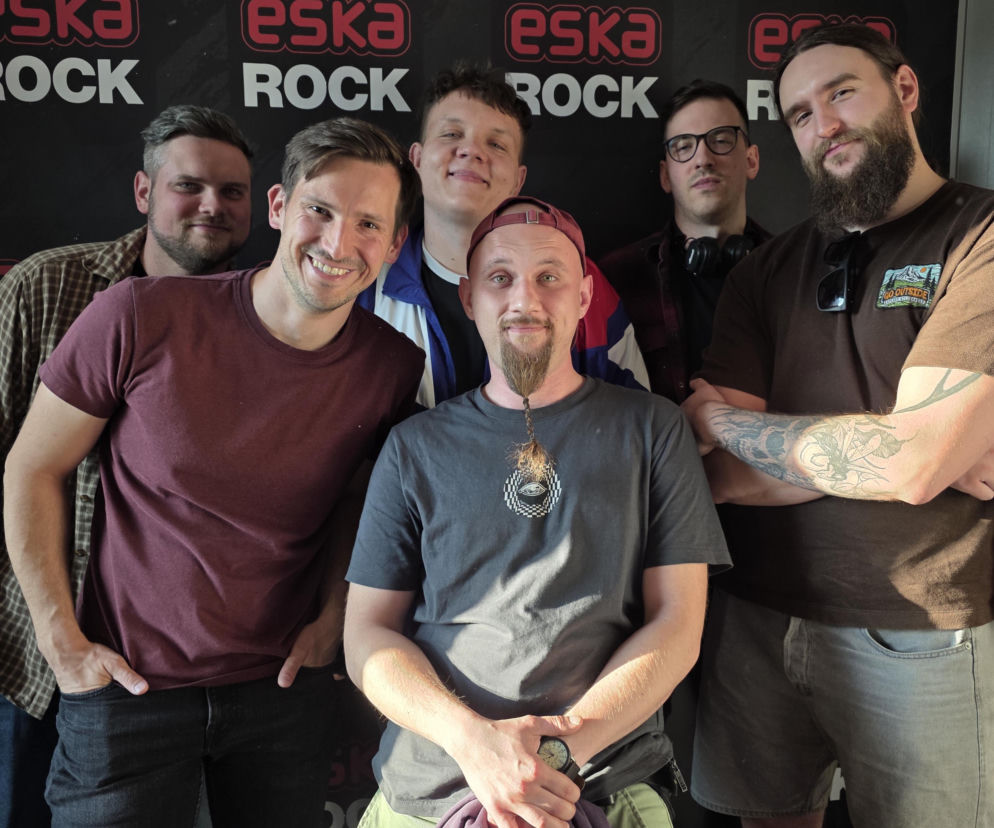 Muzycy z zespołu kast w studio Eska Rock. O ich zwycięstwie w Jarocinie przeczytasz na portalu Mediateka.