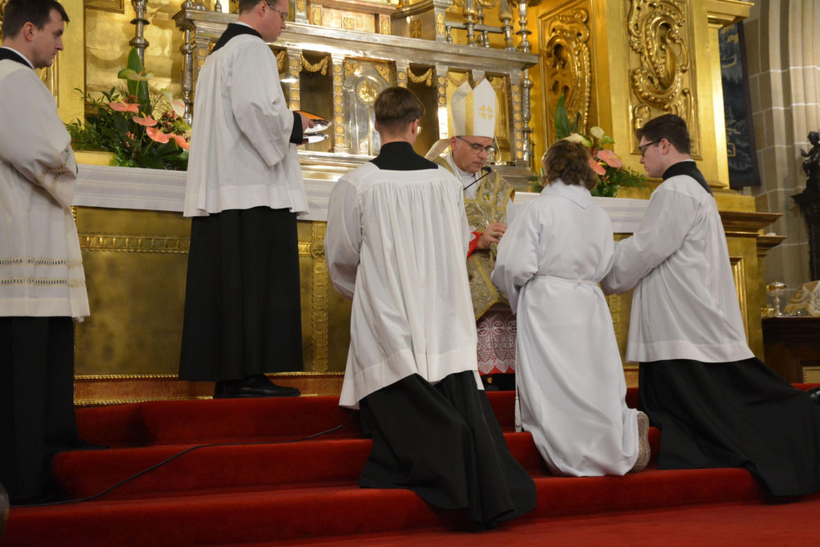 Konsekracja dziewic w katedrze na Wawelu. Biskup wręczył Marcie i Krystynie obrączki