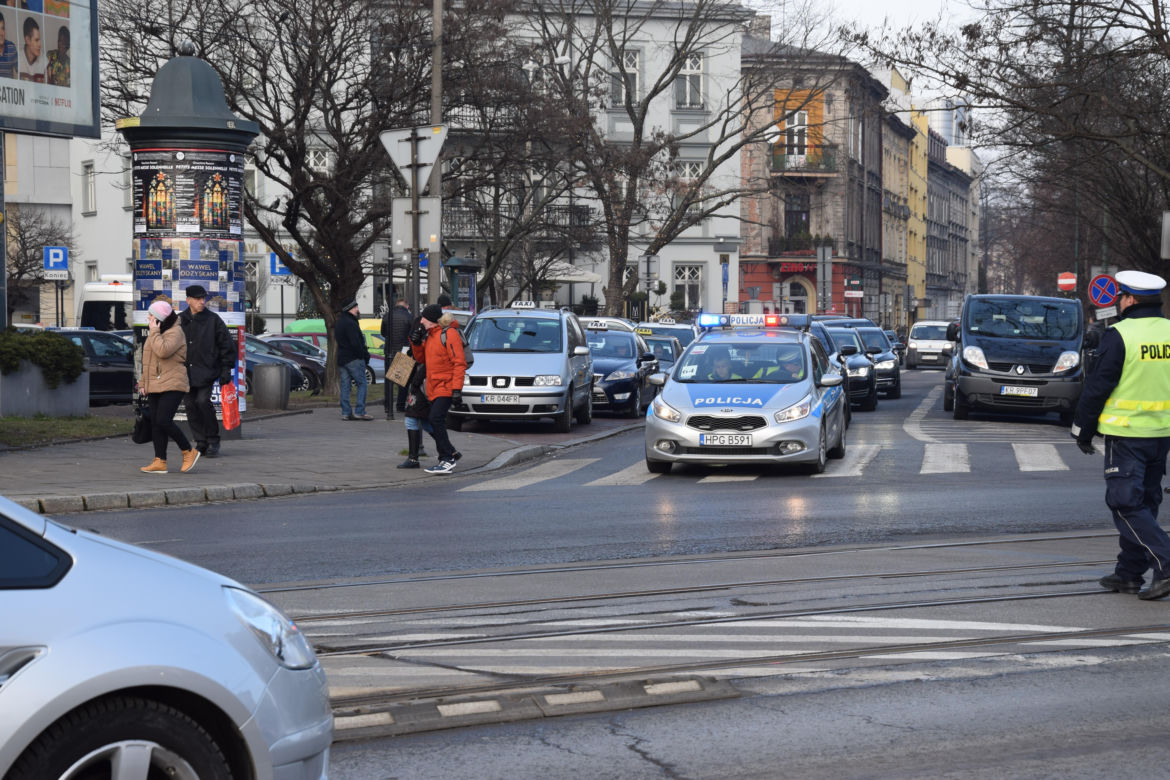 Śmigłowce i dziesiątki radiowozów na ulicach Małopolski