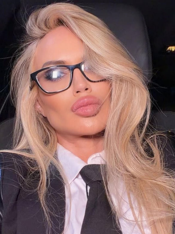 Była pierwszą nieoficjalną Miss Mundialu. Tak wygląda seksowna „matka chrzestna”