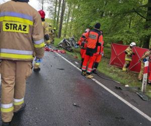 22-letni kierowca volkswagena stracił panowanie nad autem i zderzył się z ciężarówką