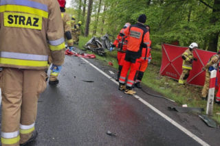 22-letni kierowca volkswagena stracił panowanie nad autem i zderzył się z ciężarówką
