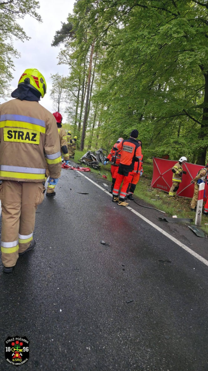 22-letni kierowca volkswagena stracił panowanie nad autem i zderzył się z ciężarówką