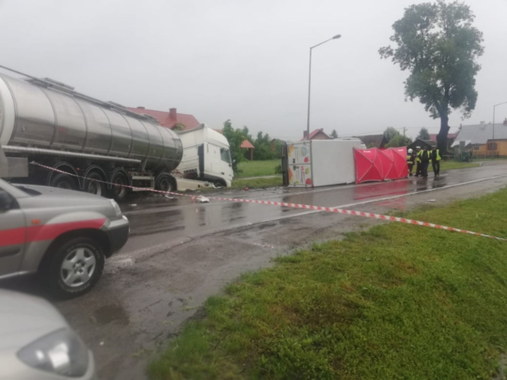 Tragiczne zderzenie busa z ciężarówką w Adamówce