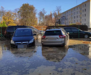 Ogromna awaria na Bródnie, samochody zalała woda. Mieszkańcy są wściekli
