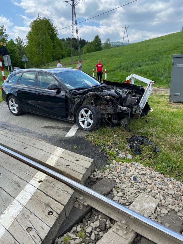 Wjechał wprost pod pociąg i odbił się od lokomotywy! Nagłe hamowanie zapobiegło tragedii 