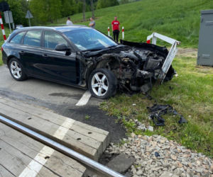 Wjechał wprost pod pociąg i odbił się od lokomotywy! Nagłe hamowanie zapobiegło tragedii 