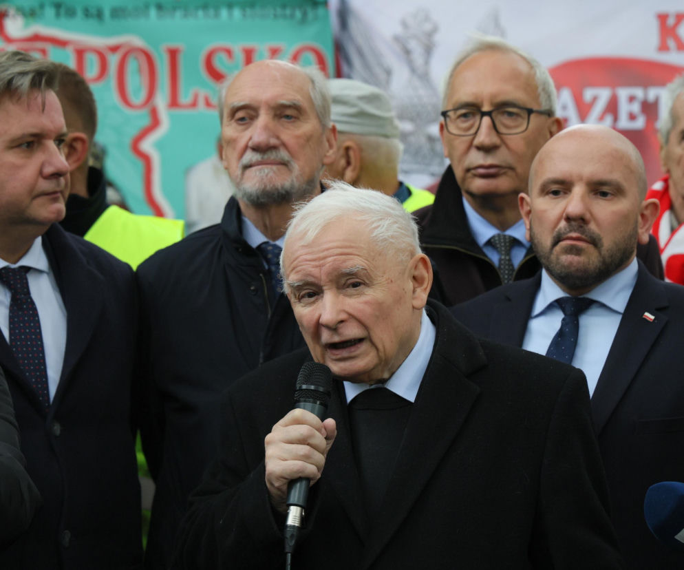 Jarosław Kaczyński przemawia do mikrofonu podczas protestu. O jego ostrych słowach przeczytasz na SE Polityka.