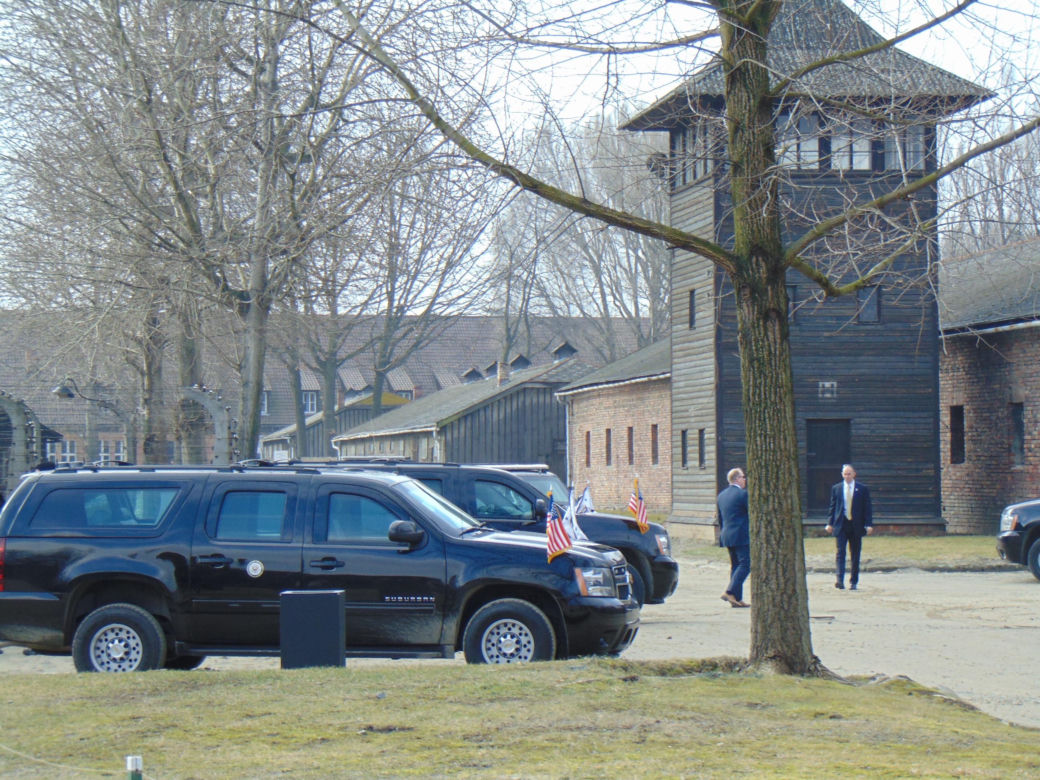 Śmigłowiec Black Hawk nad Krakowem i dziesiątki radiowozów na ulicach. Co się stało?