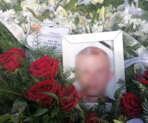 Morze białych róż na grobie 19-letniego Jakuba