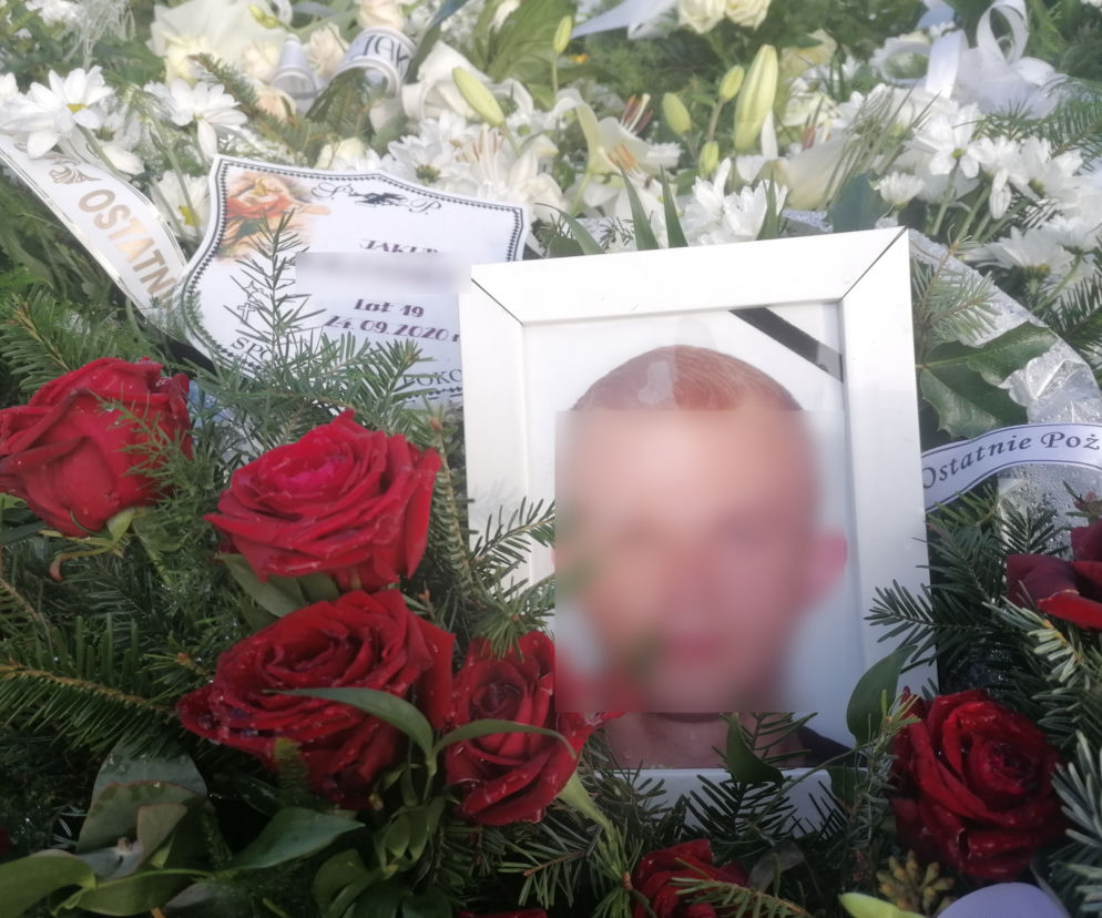 Morze białych róż na grobie 19-letniego Jakuba