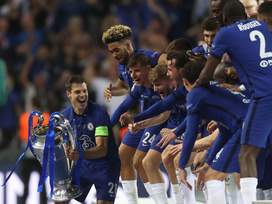 Piłkarze i kibice Chelsea Londyn świętują wygranie Ligi Mistrzów po zwycięstwie w finale 1:0 z Manchesterem City 