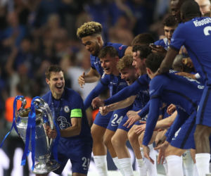 Piłkarze i kibice Chelsea Londyn świętują wygranie Ligi Mistrzów po zwycięstwie w finale 1:0 z Manchesterem City 