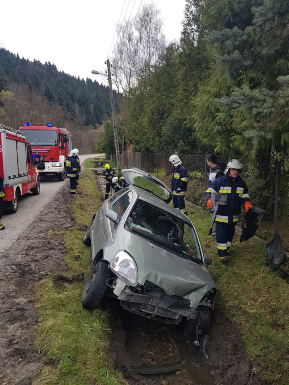 Toyota wypadła z jezdni i uderzyła w przepust. Groźna kraksa w Łomnicy