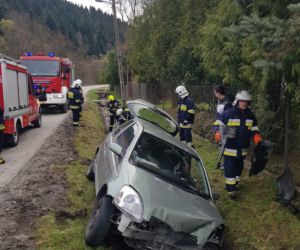 Toyota wypadła z jezdni i uderzyła w przepust. Groźna kraksa w Łomnicy