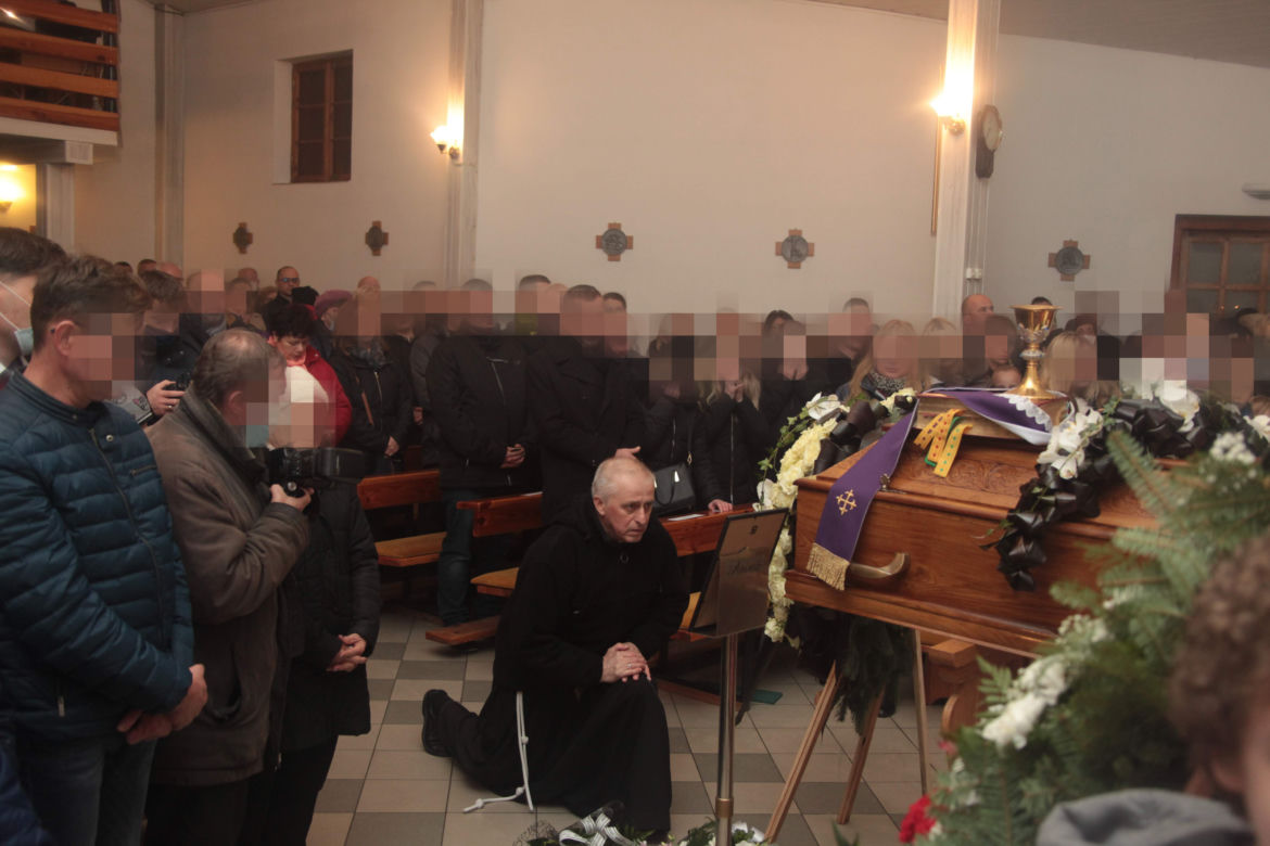 Tłumy wiernych żegnają zamordowanego ks. Adama