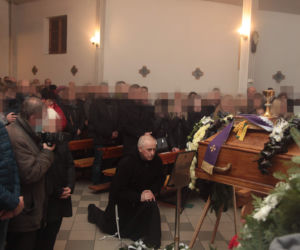 Tłumy wiernych żegnają zamordowanego ks. Adama