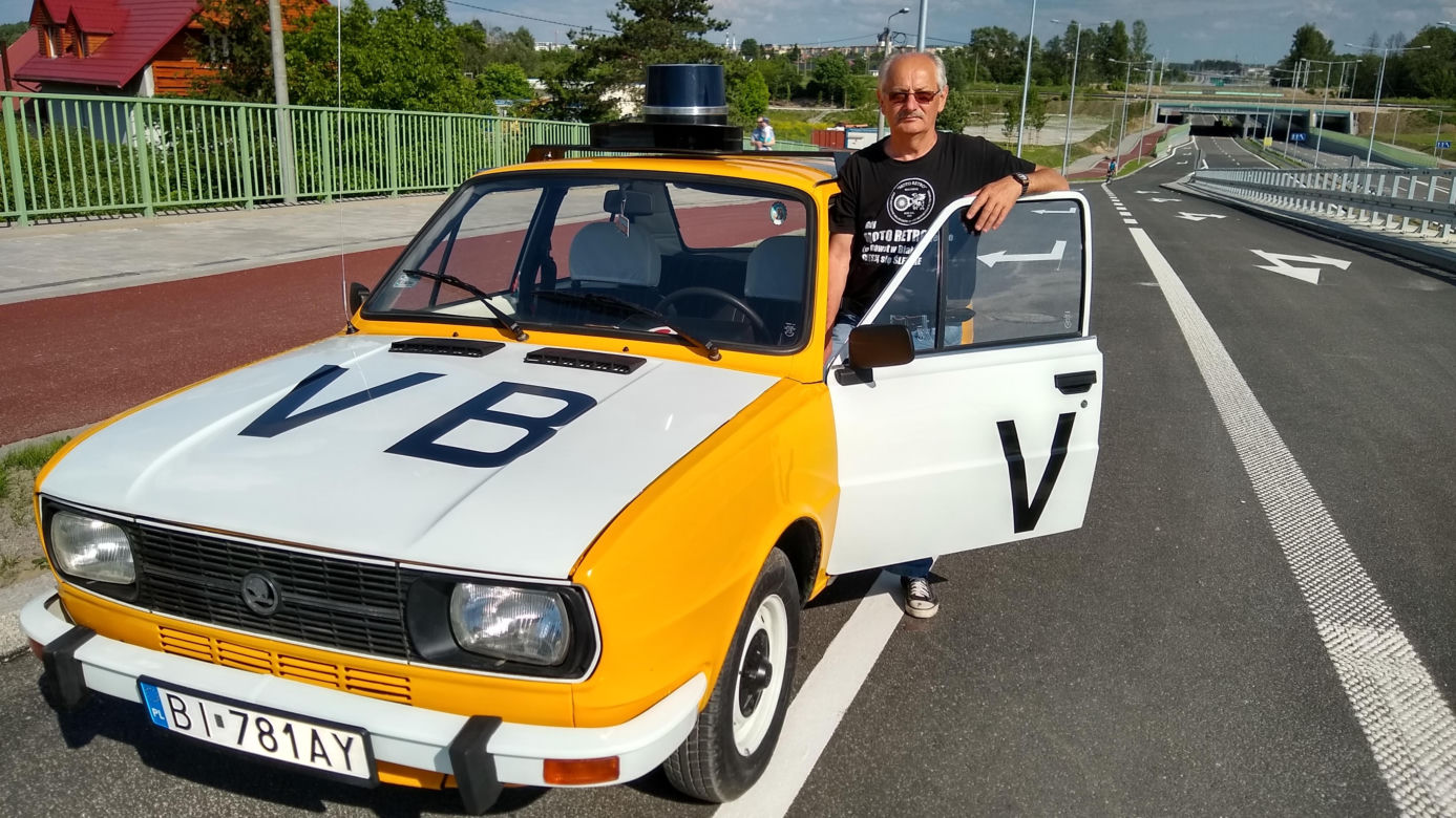 Białystok. Czeska milicja na ulicach miasta. To Skoda 120 L