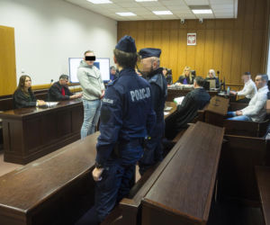 Co widać na nagraniu ataku nożem na Nowym Świecie? Sąd odtworzył szokujący materiał