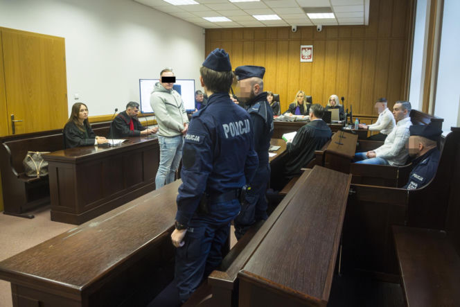 Co widać na nagraniu ataku nożem na Nowym Świecie? Sąd odtworzył szokujący materiał