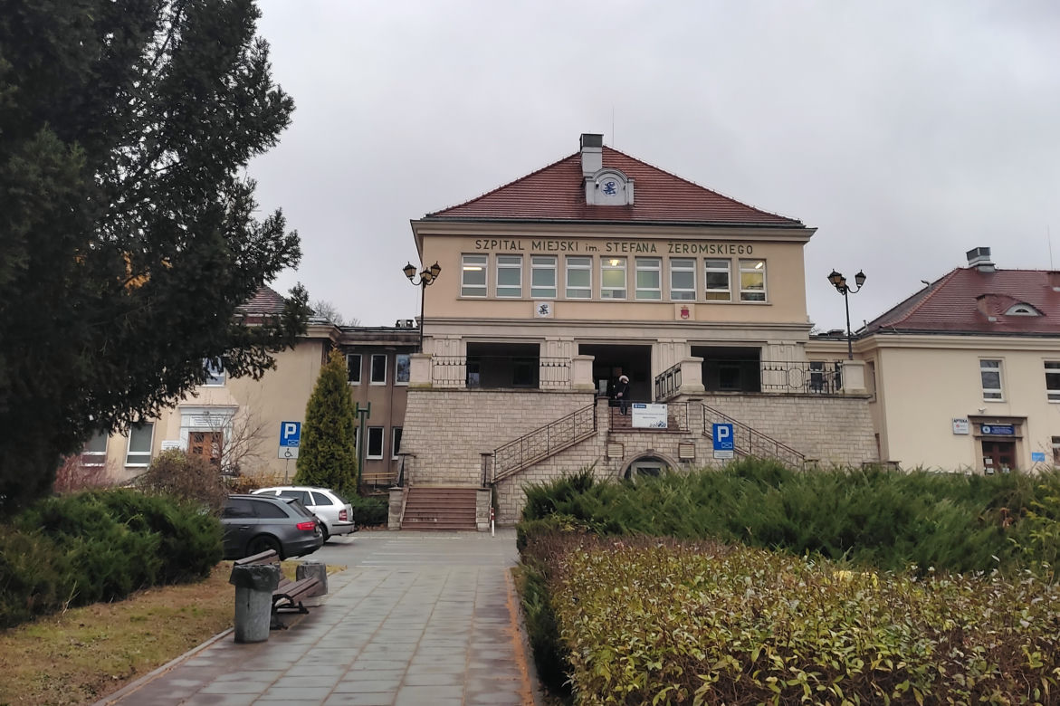 Rodzice bez szczepienia, niemowlę pod tlenem z koronawirusem