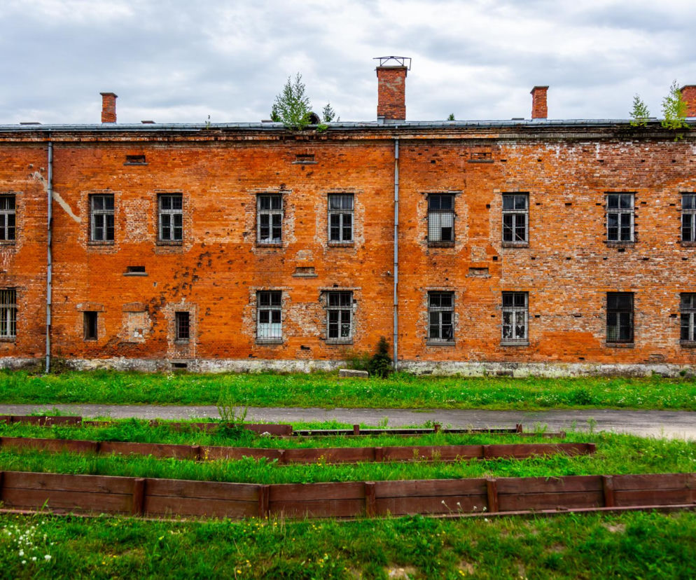Czerwona, ceglana elewacja historycznych koszar Twierdzy Modlin. O planowanej budowie hotelu przeczytasz na Muratorplus.