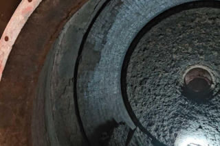 Horror przy demontażu pieca do wypalania ołowiu. Pracownicy przygnieceni cegłami, dwóch wpadło do środka